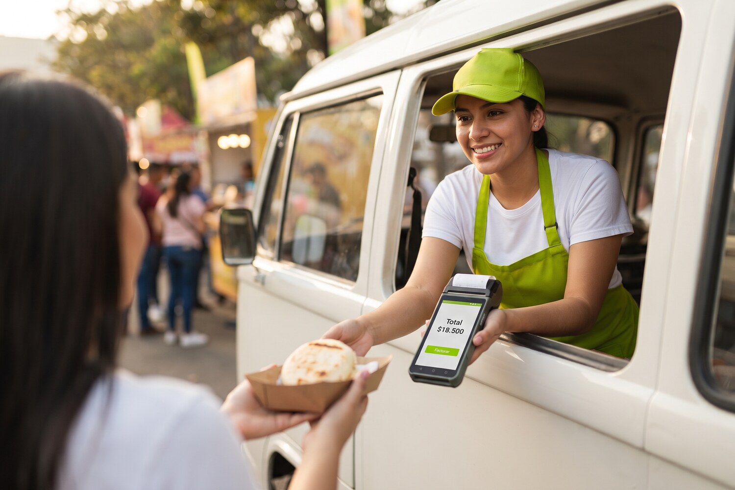 Vendedora de un food truck cobrando y facturando con una terminal Android de Henko Go