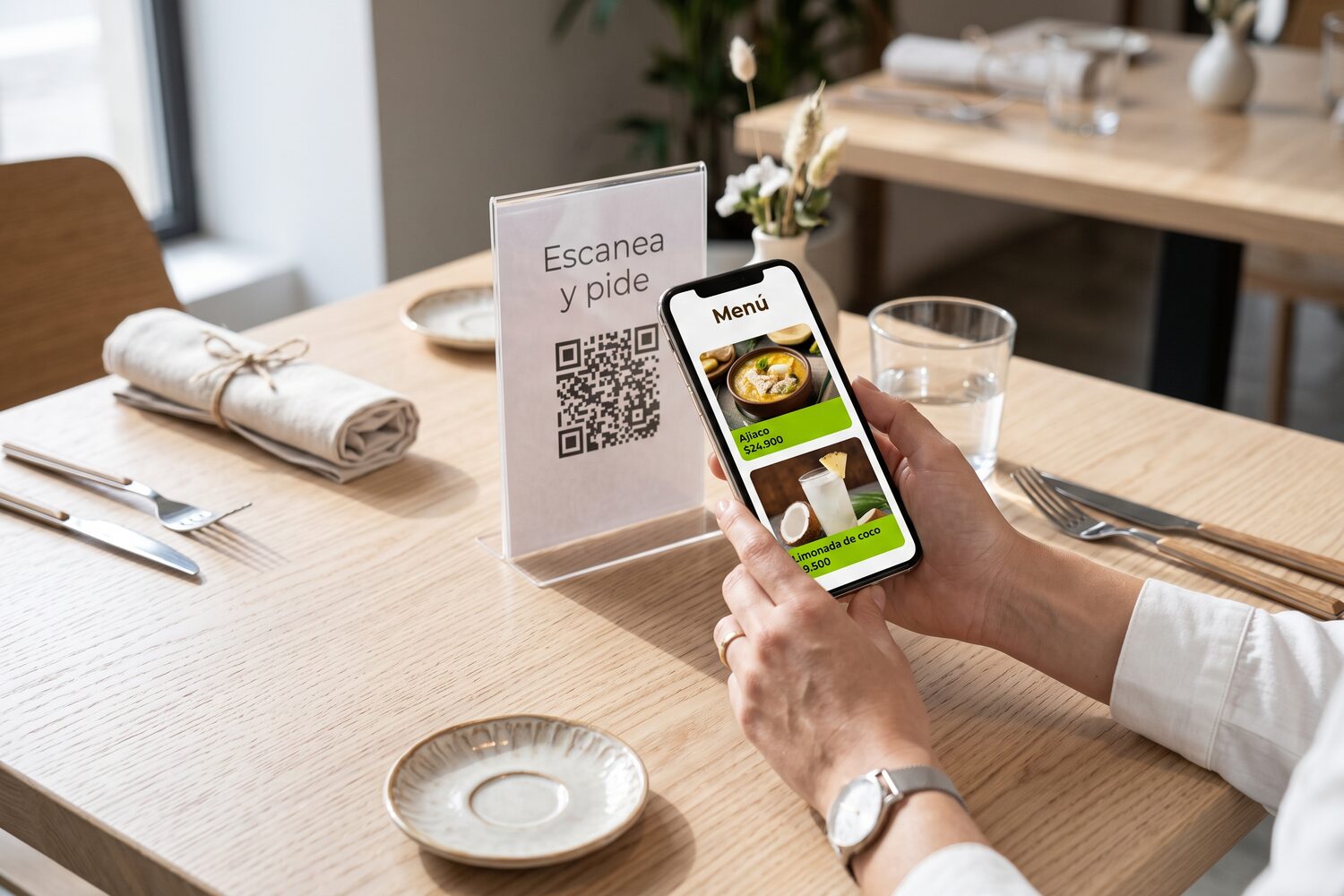 Comensales escaneando el código QR de la mesa para ver la carta digital